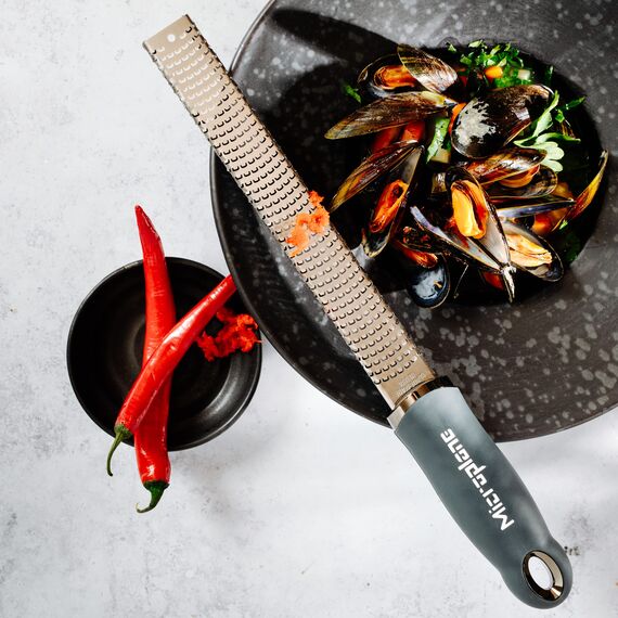 Microplane Zester Küchenreibe in Anthrazit-Grau für Zitrusfrüchte, Parmesan, Ingwer, Schokolade & Muskatnuss mit feiner Edelstahlklinge - Made in USA