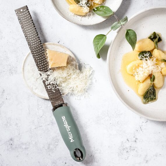 Microplane Zester Küchenreibe in Eukalyptus-Grün für Zitrusfrüchte, Parmesan, Ingwer, Schokolade & Muskatnuss mit feiner Edelstahlklinge - Made in USA