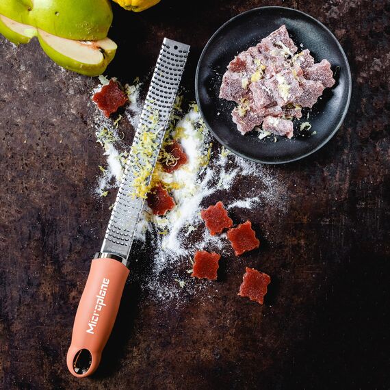 Microplane Zester Küchenreibe in Zimt-Orange für Zitrusfrüchte, Parmesan, Ingwer, Schokolade & Muskatnuss mit feiner Edelstahlklinge - Made in USA