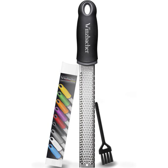 Winzbacher - Premium Zester Reibe I Parmesanreibe, Zitronenreibe, Muskatnuss Reibe, Ingwerreibe u.v.m. I rasiermesserscharfe Edelstahl Klinge I Spülmaschinenfest I inkl. Schụtz & Reinigungsbürste