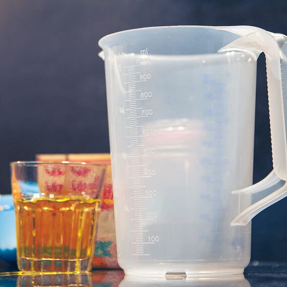 hünersdorff Messbecher 2l mit Deckel | Polypropylen (PP) | bruchsicher und spülmaschinengeeignet | offener Griff , Transparent+blau