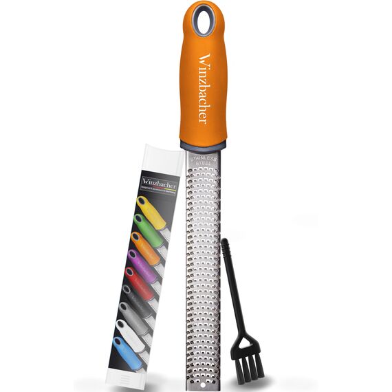 Winzbacher - Premium Zester Reibe I Parmesanreibe, Zitronenreibe, Muskatnuss Reibe, Ingwerreibe u.v.m. I rasiermesserscharfe Edelstahl Klinge I Spülmaschinenfest I inkl. Schụtz & Reinigungsbürste