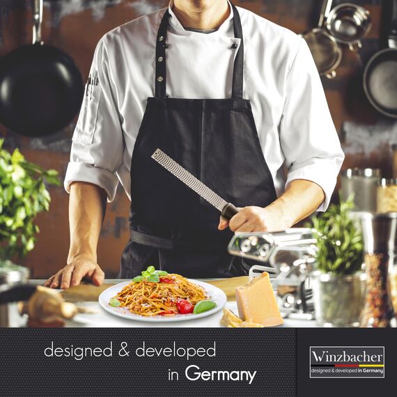 Winzbacher - Premium Zester Reibe I Parmesanreibe, Zitronenreibe, Muskatnuss Reibe, Ingwerreibe u.v.m. I rasiermesserscharfe Edelstahl Klinge I Spülmaschinenfest I inkl. Schụtz & Reinigungsbürste