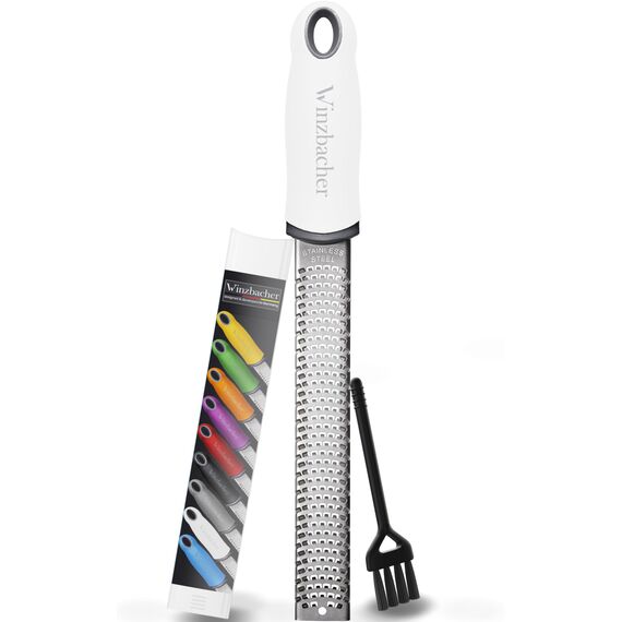 Winzbacher - Premium Zester Reibe I Parmesanreibe, Zitronenreibe, Muskatnuss Reibe, Ingwerreibe u.v.m. I rasiermesserscharfe Edelstahl Klinge I Spülmaschinenfest I inkl. Schụtz & Reinigungsbürste
