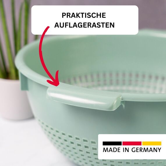Westmark Seiher – Zwei große Küchensiebe mit 2 Griffmulden und 4 Aufsatzrasten zum Waschen von Gemüse und Abtropfen von Nudeln und mehr – Mint-grün, Kunststoff, ø 24 cm, 212622EM