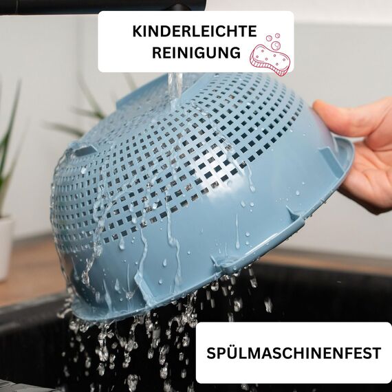 Westmark Seiher – Zwei große Küchensiebe mit 2 Griffmulden und 4 Aufsatzrasten zum Waschen von Gemüse und Abtropfen von Nudeln und mehr – Blau, Kunststoff, ø 24 cm, 212622EB