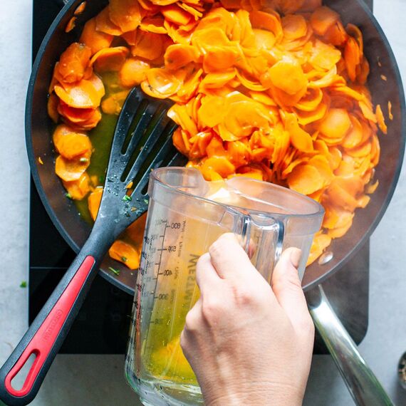 Westmark Gerda Messbecher 1l - Messskalen für Gramm (für Mehl, Zucker, Reis und Grieß), Liter & Milliliter - Made in Germany - Kunststoff - 18 x 12,4 x 16,5 cm (transparent)