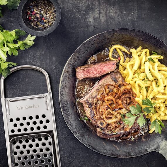 Winzbacher Edelstahl Spätzlehobel mit Teigschlitten [Topf Ø von 16-30cm] Spülmaschinenfest | Rostfrei | Spätzlereibe, Spätzlesieb, Spätzlepresse | für Spätzle & Knöpfle