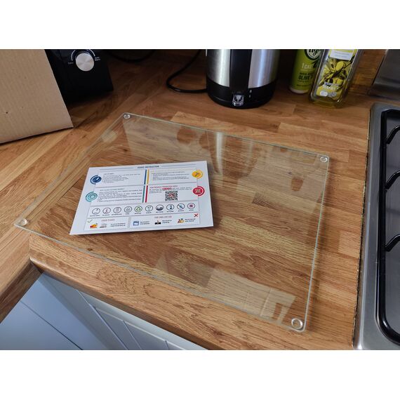 Kitchenville Glasschneidebrett 40×30 cm – Hygienisches Schneidebrett aus gehärtetem Glas – Hitzebeständig, Kratzfest & Rutschfest – Glasplatte für die Küche – Transparentes Design