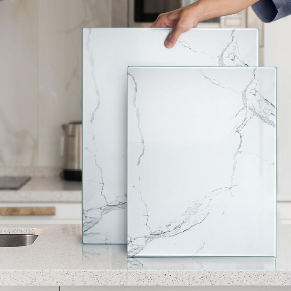 Kitchenville Glasschneidebrett 40×30 cm – Hygienisches Schneidebrett aus gehärtetem Glas – Hitzebeständig, Kratzfest & Rutschfest – Glasplatte für die Küche – Weiße Marmoroptik