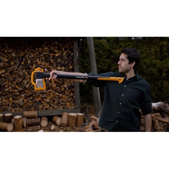Fiskars Werkzeug-Set, Spaltaxt inkl. Klingen-/Transportschutz, Stahl/Kunststoff und Handsäge für frisches Holz, Einziehbar, Rostfreies Stahl-Sägeblatt, Schwarz/Orange, 1025437