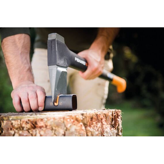 Fiskars Axt-Set, Spaltaxt: Inklusive Klingen- und Transportschutz, Länge: 60 cm, Antihaftbeschichtet, X17-M, 1,53 kg; Axt- und Messerschärfer: Keramik- Schleifkopf, Xsharp, 1020182
