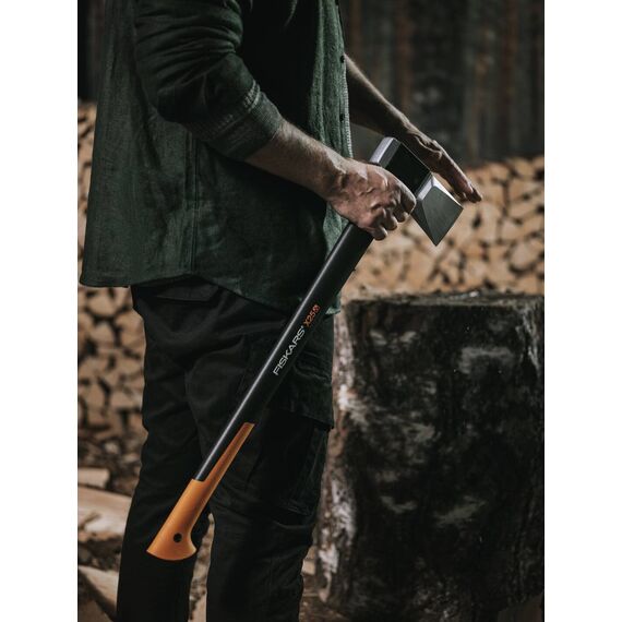 Fiskars Spaltaxt, Inklusive Klingen- und Transportschutz, Länge: 72 cm, Antihaftbeschichtet, Hochwertige Stahl-Klinge/Glasfaserverstärkter Kunststoff-Stiel, Schwarz/Orange, X25–XL, 2,4 kg, 1015643