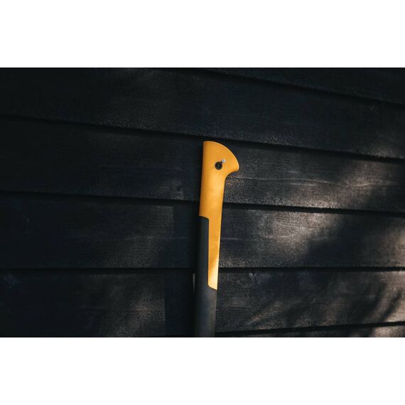 Fiskars Spaltaxt, Inklusive Klingen- und Transportschutz, Länge: 72 cm, Antihaftbeschichtet, Hochwertige Stahl-Klinge/Glasfaserverstärkter Kunststoff-Stiel, Schwarz/Orange, X25–XL, 2,4 kg, 1015643