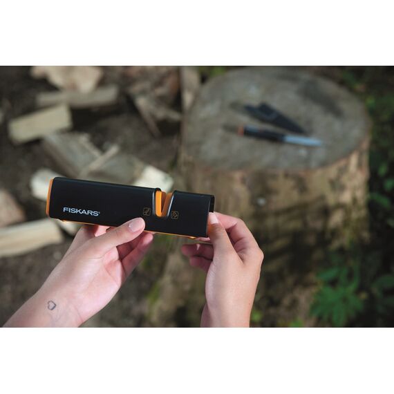 Fiskars Axt-Set, Spaltaxt: Inklusive Klingen-/Transportschutz, Länge: 71 cm, Antihaftbeschichtet, X21-L, 1,63 kg; Axt- und Messerschärfer: Keramik- Schleifkopf, Xsharp, Schwarz/Orange, 1019333