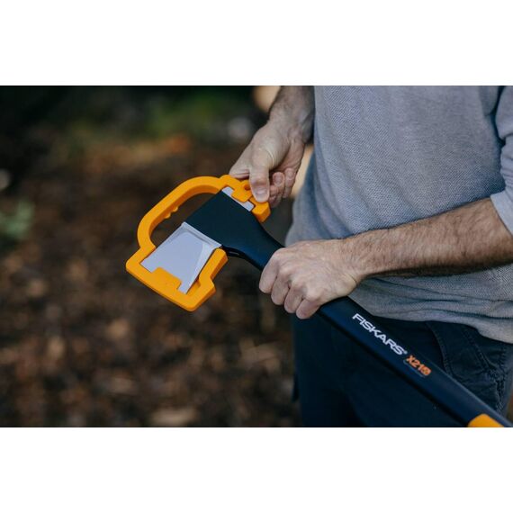 Fiskars Spaltaxt, Inklusive Klingen- und Transportschutz, Länge: 71 cm, Antihaftbeschichtet, Hochwertige Stahl-Klinge/Glasfaserverstärkter Kunststoff-Stiel, Schwarz/Orange, X21–L, 1,63 kg, 1015642