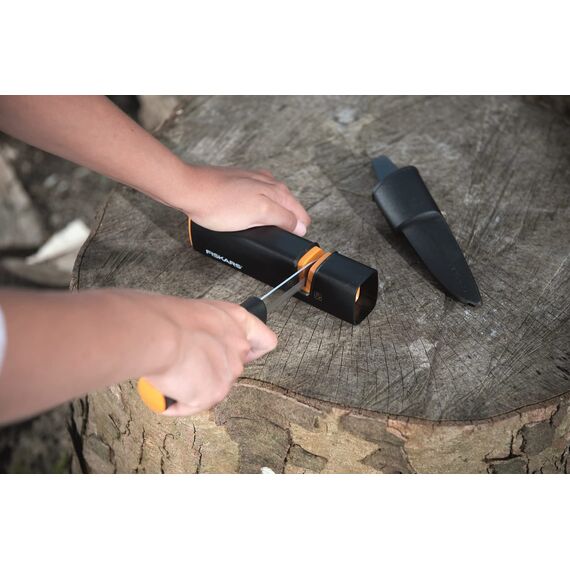 Fiskars Axt-Set, Spaltaxt: Inklusive Klingen- und Transportschutz, Länge: 60 cm, Antihaftbeschichtet, X17-M, 1,53 kg; Axt- und Messerschärfer: Keramik- Schleifkopf, Xsharp, 1020182