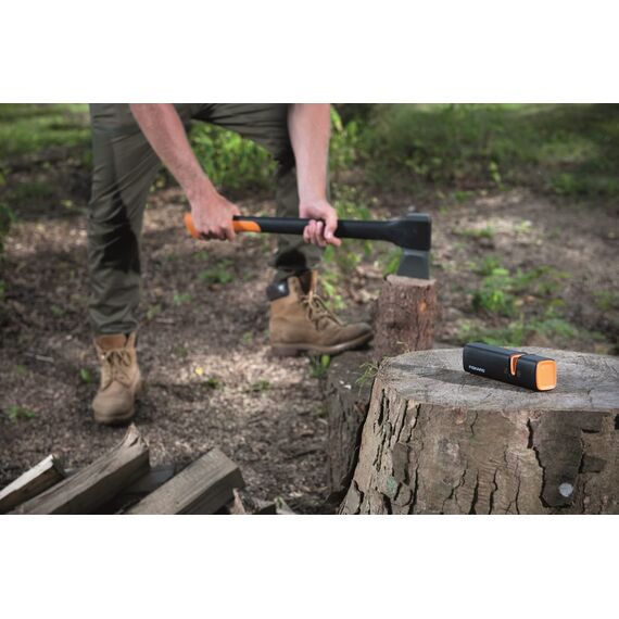 Fiskars Axt-Set, Spaltaxt: Inklusive Klingen-/Transportschutz, Länge: 71 cm, Antihaftbeschichtet, X21-L, 1,63 kg; Axt- und Messerschärfer: Keramik- Schleifkopf, Xsharp, Schwarz/Orange, 1019333