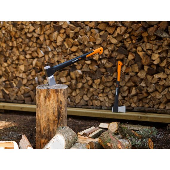 Fiskars Spaltaxt, Inklusive Klingen- und Transportschutz, Länge: 72 cm, Antihaftbeschichtet, Hochwertige Stahl-Klinge/Glasfaserverstärkter Kunststoff-Stiel, Schwarz/Orange, X25–XL, 2,4 kg, 1015643