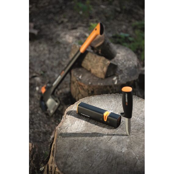Fiskars Axt-Set, Spaltaxt: Inklusive Klingen-/Transportschutz, Länge: 71 cm, Antihaftbeschichtet, X21-L, 1,63 kg; Axt- und Messerschärfer: Keramik- Schleifkopf, Xsharp, Schwarz/Orange, 1019333