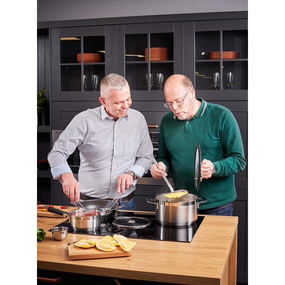 RÖSLE Teigschaber, Hochwertiger Teigspachtel als Back und Kochhelfer, strapazierfähiges Silikon,-30°C bis +200°C, schwarz, extra groß,Edelstahl 18/10, spülmaschinengeeignet,32 x 6,8 x 1,2 cm, 1er Pack