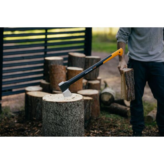 Fiskars Spaltaxt, Inklusive Klingen- und Transportschutz, Länge: 71 cm, Antihaftbeschichtet, Hochwertige Stahl-Klinge/Glasfaserverstärkter Kunststoff-Stiel, Schwarz/Orange, X21–L, 1,63 kg, 1015642