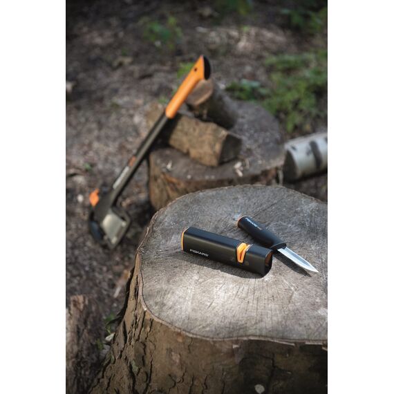 Fiskars Axt-Set, Spaltaxt: Inklusive Klingen-/Transportschutz, Länge: 71 cm, Antihaftbeschichtet, X21-L, 1,63 kg; Axt- und Messerschärfer: Keramik- Schleifkopf, Xsharp, Schwarz/Orange, 1019333