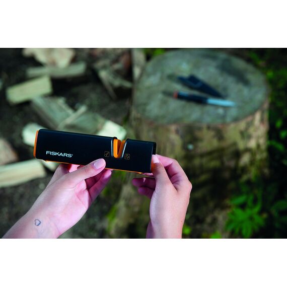 Fiskars Axt- und Messerschärfer, Keramik- Schleifkopf/Gehäuse aus glasfaserverstärktem Kunststoff, Schwarz/Orange, Xsharp, 1000601