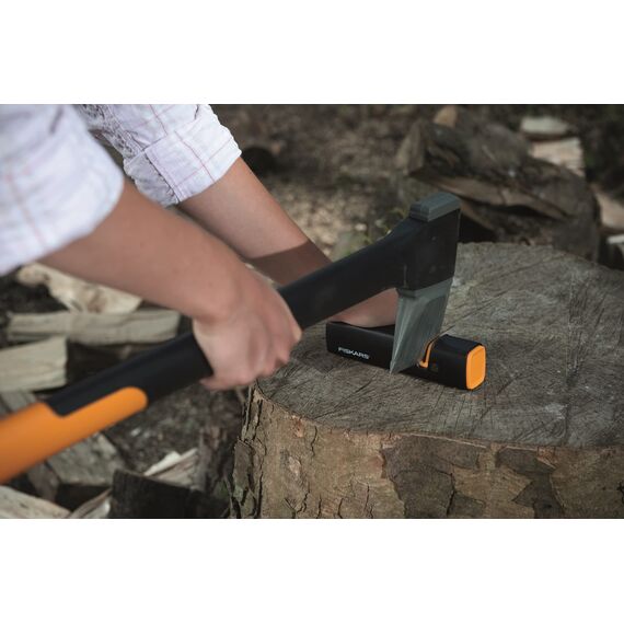 Fiskars Axt-Set, Spaltaxt: Inklusive Klingen-/Transportschutz, Länge: 71 cm, Antihaftbeschichtet, X21-L, 1,63 kg; Axt- und Messerschärfer: Keramik- Schleifkopf, Xsharp, Schwarz/Orange, 1019333
