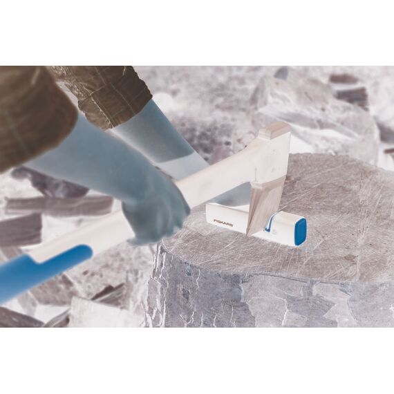 Fiskars Axt- und Messerschärfer, Keramik- Schleifkopf/Gehäuse aus glasfaserverstärktem Kunststoff, Schwarz/Orange, Xsharp, 1000601