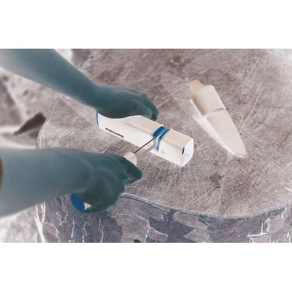 Fiskars Axt- und Messerschärfer, Keramik- Schleifkopf/Gehäuse aus glasfaserverstärktem Kunststoff, Schwarz/Orange, Xsharp, 1000601