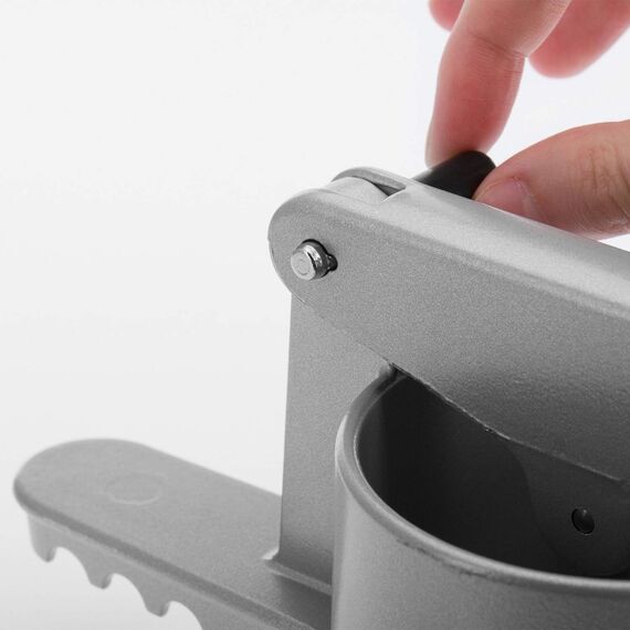 Westmark Spätzle-/Kartoffelpresse, Traditionelle Lochung für Spätzle wie Handgemacht, Aluminiumdruckguss, Länge: 41 cm, Spätzlechef, Silber, 61202260