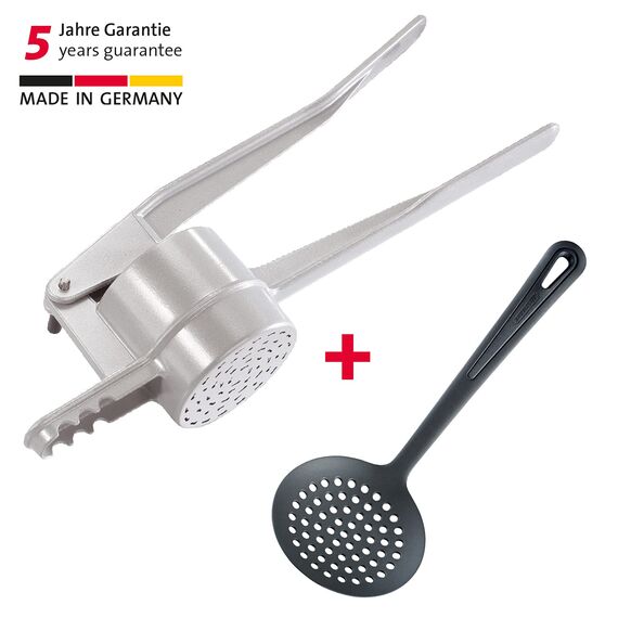 Westmark Spätzle-Set, 2tlg., 1 Spätzle-/Kartoffelpresse mit traditioneller Lochung, Spätzlechef + 1 Schöpflöffel, Gentle, Aluminiumdruckguss/PA, Silber/Schwarz, 612022E8