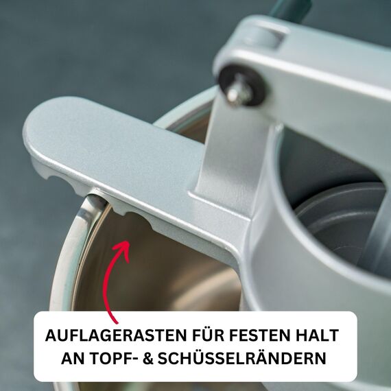 Westmark Spätzle-Set, 2tlg., 1 Spätzle-/Kartoffelpresse mit runder Lochung, Spätzlepresse + 1 Schöpflöffel, Gentle, Aluminiumdruckguss/PA, Silber/Schwarz, 611022E8