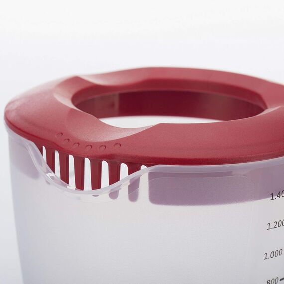 Westmark Rührbecher/Messkanne mit Spritzschutz, Deckel und Ausgießer, Kunststoff, Füllvolumen: 1,4 Liter, Helena, Transparent/Rot, 3105227R