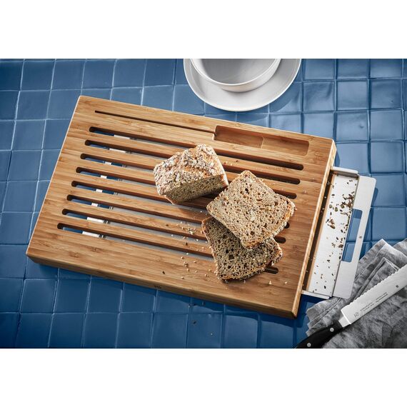 WMF Brotschneidebrett mit Krümelfang, Schneidebrett mit Auffangschale 44 x 27 x 4,8 cm, Schneidebrett Holz mit Krümmelschale, Bambus, Gitterform, klingenschonend