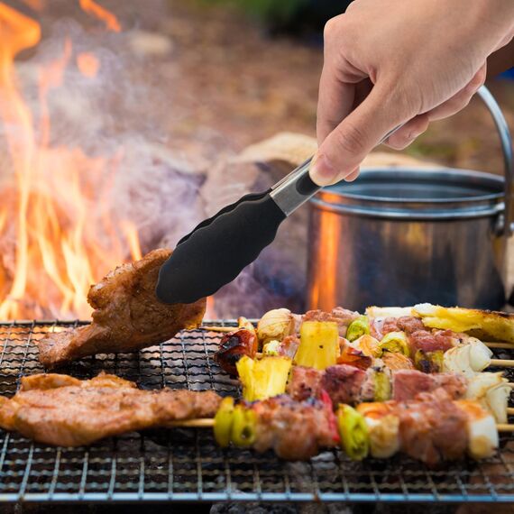 WISYOK 18cm Grillzange Hitzebeständige, Küchenzange, Zange Küche, Kochzange mit Edelstahl und Silikonspitze, Silikonzangen, Tongs Kitchen, Fleischzange, Nudelzange zum Kochen, Grillen (Schwarz)