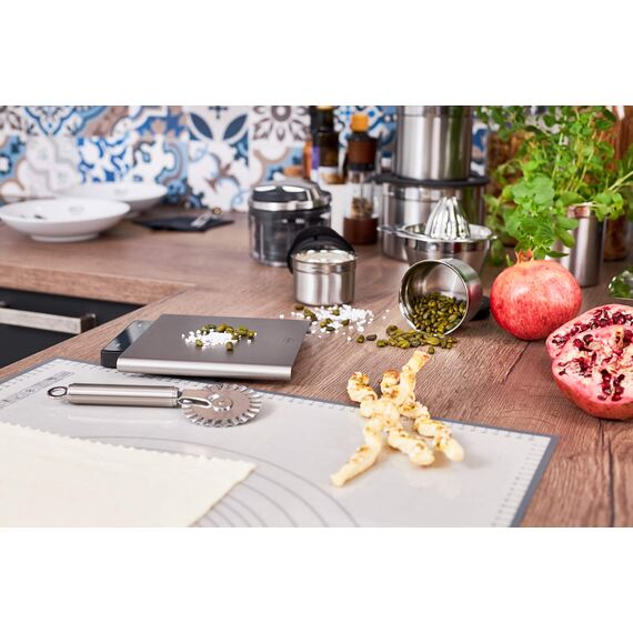 RÖSLE Zitronenpresse, Hochwertige Presse für Zitrusfrüchte wie Zitronen, Limetten und Orangen mit extra großem Auffangbehälter, Edelstahl 18/10, spülmaschinengeeignet, Silber