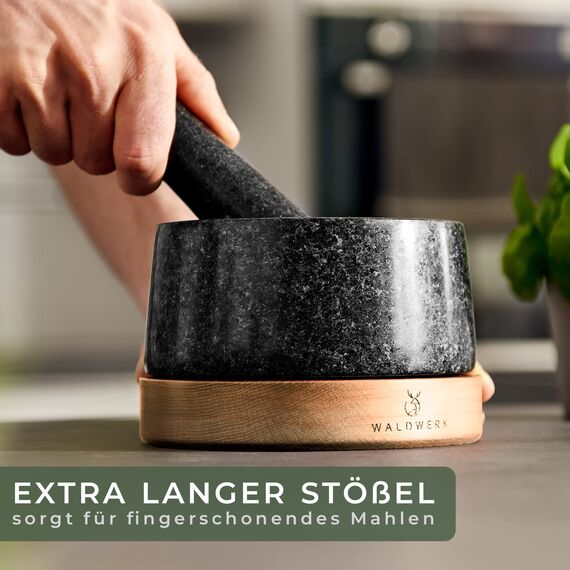 WALDWERK Mörser mit Stößel - Mörser auf edler und stabiler Eichenholzbasis - Mörser mit extra langem Stößel aus natürlichem Granit