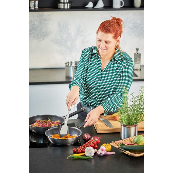 RÖSLE Pfannenwender Silikon, Hochwertige Pfannenschaufel mit Silikonrand und Rundgriff, Edelstahl 18/10, spülmaschinengeeignet, 36 x 7 x 3,5 cm, Schwarz