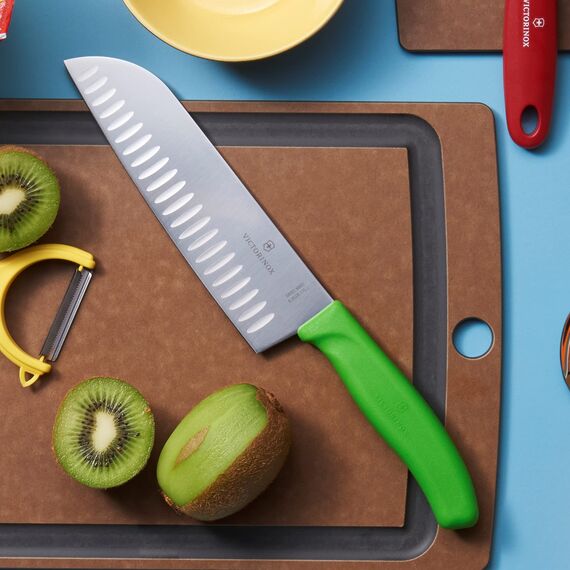 Victorinox Swiss Classic Santokumesser, Messer Asiatischer Art, Extra Scharfe Klinge, Kullenschliff, 17 cm, Rostfreier Stahl, Blister, Grün
