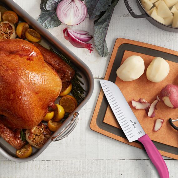 Victorinox Swiss Classic Santokumesser, Messer Asiatischer Art, Extra Scharfe Klinge, Kullenschliff, 17 cm, Rostfreier Stahl, Blister, Pink