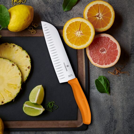 Victorinox Swiss Classic Santokumesser, Messer Asiatischer Art, Extra Scharfe Klinge, Kullenschliff, 17 cm, Rostfreier Stahl, Blister, Orange