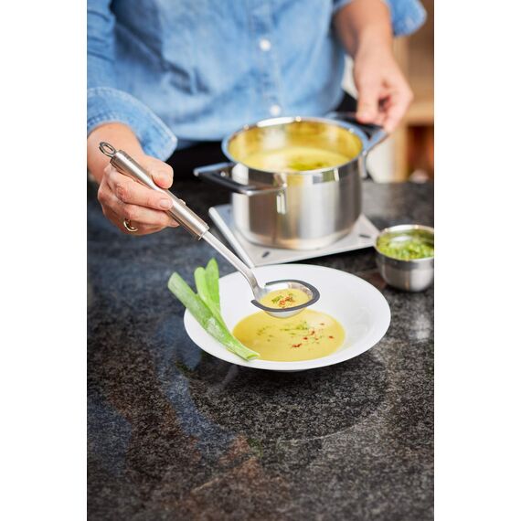 RÖSLE Saucenlöffel Silikon, Hochwertiger Schöpfloffel mit Silikonrand und Rundgriff, Edelstahl 18/10, Spülmaschinengeeignet, 27 x 8,5 x 5 cm, Silberfarben/Schwarz
