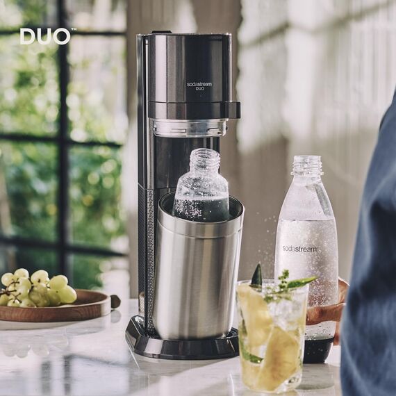 SodaStream Wassersprudler DUO mit Quick-Connect CO2-Zylinder| inkl. 2x 1L Glasflasche und 2x 1L FUSE Kunststoffflasche (spülmaschinengeeignet) | Farbe: Titan