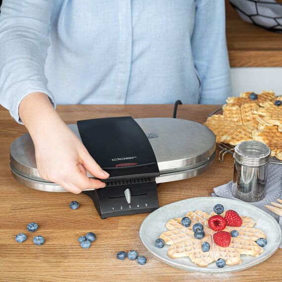 Cloer 1329 Doppelwaffeleisen für 2 Herzwaffeln mit 15,5 cm Durchmesser, Waffeleisen mit Antihaftbeschichtung, Edelstahlgehäuse, stufenlosem Bräunungsgrad und optischer Fertigmeldung, PFAS-frei, 1700 W