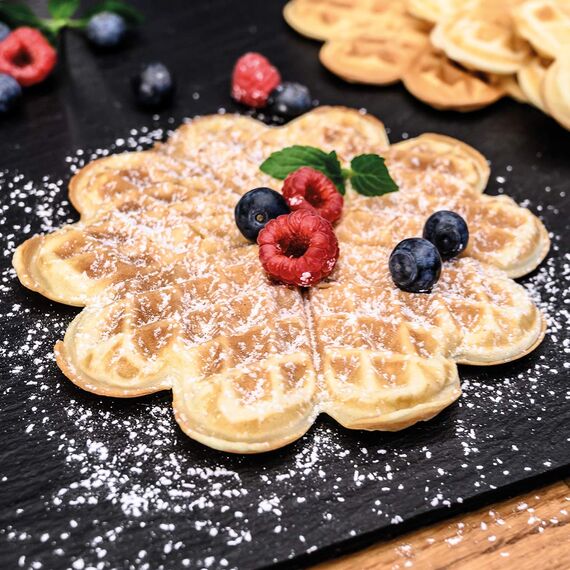 Cloer 1329 Doppelwaffeleisen für 2 Herzwaffeln mit 15,5 cm Durchmesser, Waffeleisen mit Antihaftbeschichtung, Edelstahlgehäuse, stufenlosem Bräunungsgrad und optischer Fertigmeldung, PFAS-frei, 1700 W