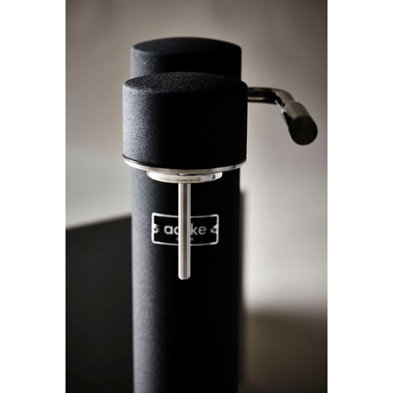 Aarke Carbonator 3, Wassersprudler aus Edelstahl im modernen Mattschwarz Finish mit BPA-freier 1L PET-Flasche, Sprudelwasserbereiter für Leitungswasser, kompatibel mit 60L CO2-Zylindern