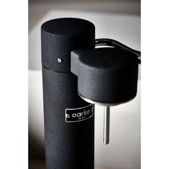 Aarke Carbonator 3, Wassersprudler aus Edelstahl im modernen Mattschwarz Finish mit 2x BPA-freier 1L PET-Flasche, Sprudelwasserbereiter für Leitungswasser, kompatibel mit 60L CO2-Zylindern