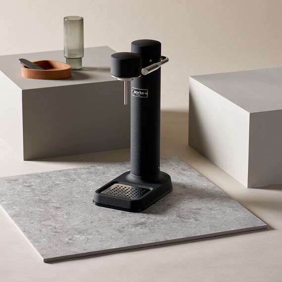 Aarke Carbonator 3, Wassersprudler aus Edelstahl im modernen Mattschwarz Finish mit BPA-freier 1L PET-Flasche, Sprudelwasserbereiter für Leitungswasser, kompatibel mit 60L CO2-Zylindern